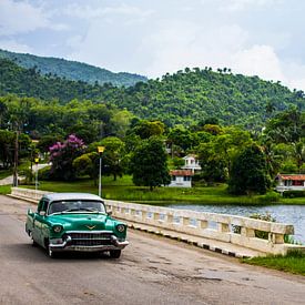 Groene Cadillac in Las Terrazas, Cuba van Alex Bosveld