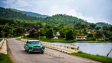 Cadillac verte à Las Terrazas, Cuba sur Alex Bosveld
