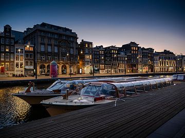 Zonsondergang aan de gracht, Amsterdam, Nederland van Ruurd Dankloff
