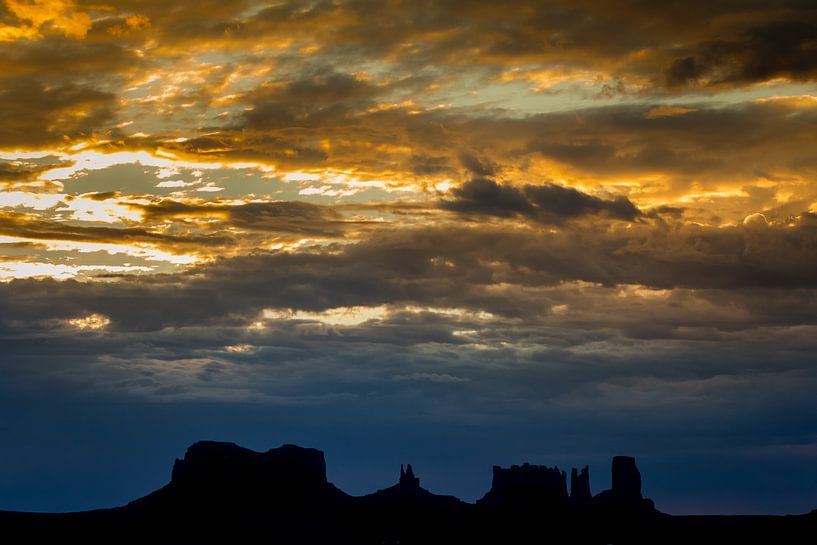 Monument Valley State Park sunrise van Harold van den Hurk