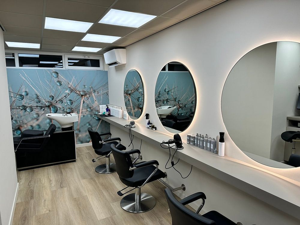 Abstraktes Panorama von Wassertropfen auf goldenem Flaum  von Marjolijn van den Berg 