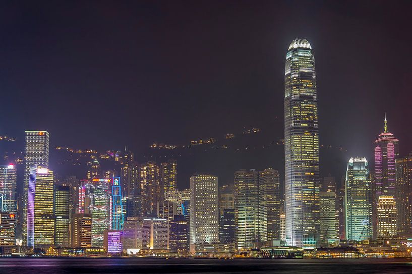 Hongkong: concrete jungle by night van Martijn Barendse