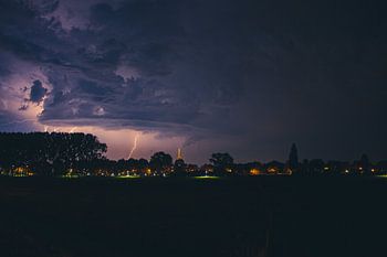 Bliksem bij paarse hemel.