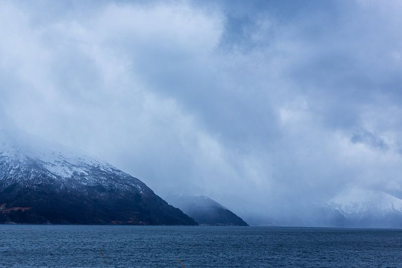 Fjord brumeux par Coen Feron