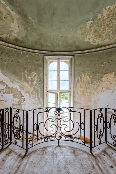 Eingangsportal einer osteuropäischen Villa von Gentleman of Decay