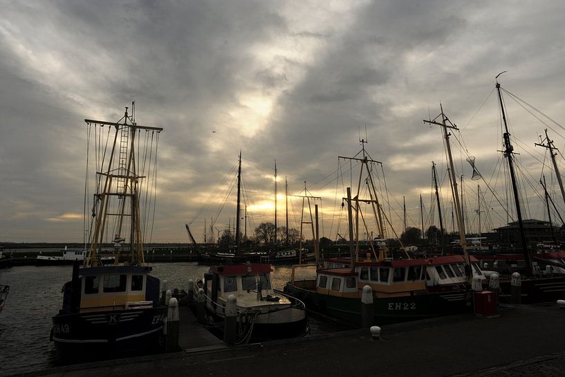 Fischerboote im Hafen von Enkhuizen. von JRobert Photography