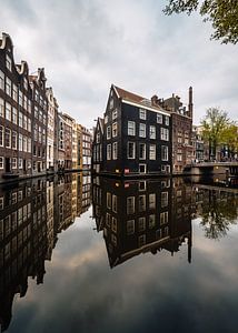 Canal et vieilles maisons à Amsterdam sur la Oudezijds Voorburgwal sur Lorena Cirstea