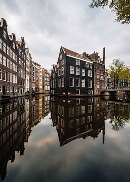 Kanaal en oude huizen in Amsterdam op Oudezijds Voorburgwal van Lorena Cirstea