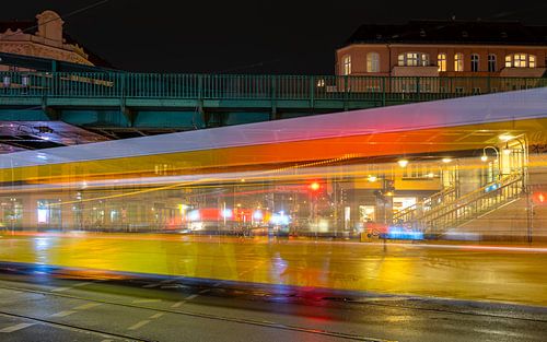 Een tram langs de Berlijnse U-Bahn Eberswalder Straße