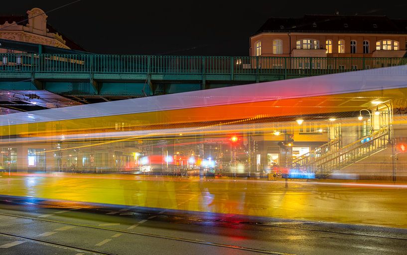 Un tramway passant devant la station de U-Bahn Eberswalder Straße à Berlin. par Jeroen Kleiberg