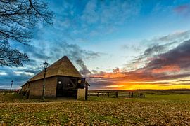 Schafstall-Sonnenuntergang von Joram Janssen