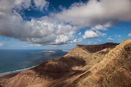 Blick auf den Risco de Famara auf Lanzarote, Kanarische Inseln. von Harrie Muis