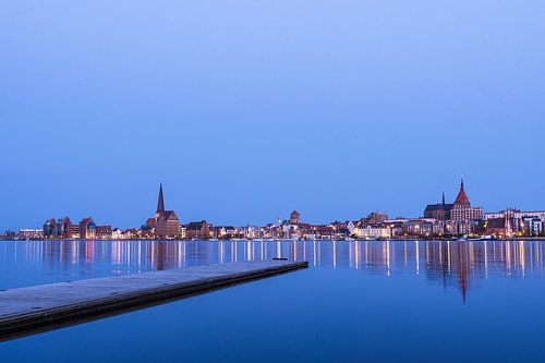 Blick über die Warnow auf die Stadt Rostock am Abend