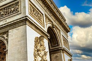 Ausschnitt Arc de Triomphe mit Bewölkung in Paris Frankreich
