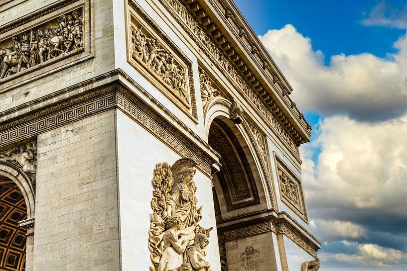 Ausschnitt Arc de Triomphe mit Bewölkung in Paris Frankreich von Dieter Walther