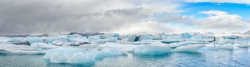 Eisberge in der Gletscherlagune Jökulsárlón in Island von Sjoerd van der Wal
