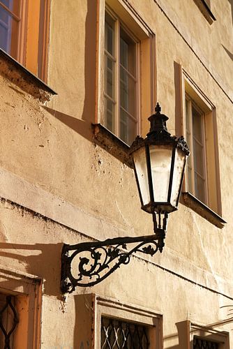 Lamp op de gevel van een oud huis in de oude stad van Praag