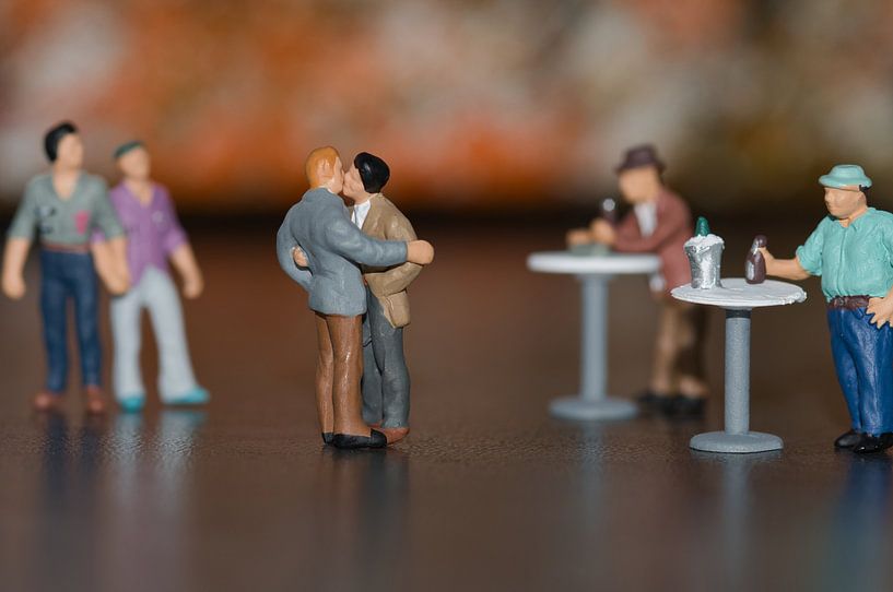 Miniatures, hommes gays dans un bar par Jolanda de Jong-Jansen