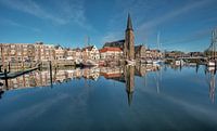 De Zuiderhaven van Harlingen gespiegeld in t herfstlicht van Harrie Muis thumbnail