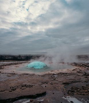 Le geyser Strokkur sur le point d'entrer en éruption sur Patrick Groß