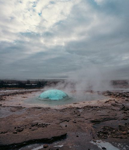De Strokkur geiser kort voor de uitbarsting