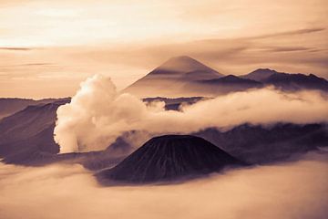 Landschap zonsopgang met mist bij de berg Bromo op Java in sepiatinten van Dieter Walther