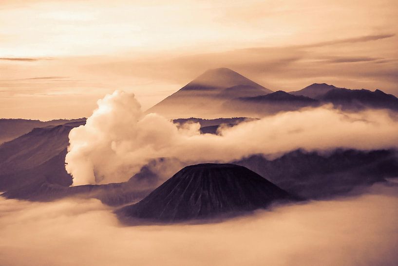 Landschap zonsopgang met mist bij de berg Bromo op Java in sepiatinten van Dieter Walther