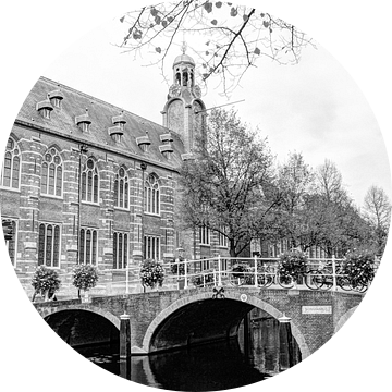 Nonnenbrug met Academiegebouw Leiden Nederland Zwart-Wit van Hendrik-Jan Kornelis
