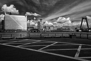 Skyline Rotterdam met Willemsbrug en Witte Huis van Mark De Rooij