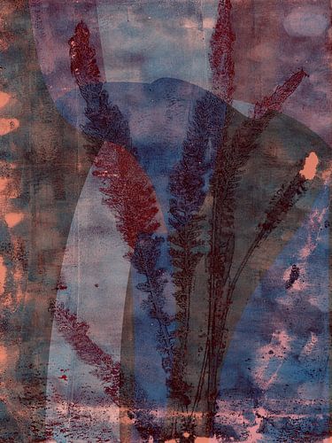 Monotype met grassen in gedempt warm paars en kobaltblauw