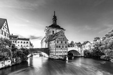 Oud stadhuis in Bamberg bij nacht - monochroom van Werner Dieterich