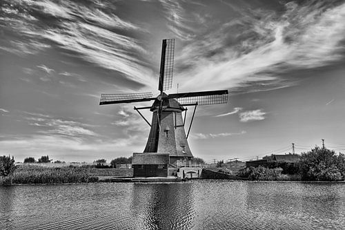et beroemde Kinderdijk-kanaal met een windmolen. Oud Nederlands dorp Kinderdijk