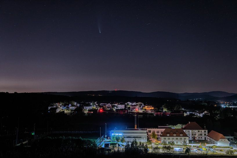 Zuzenhausen bei Nacht (mit Komet) von Uwe Ulrich Grün