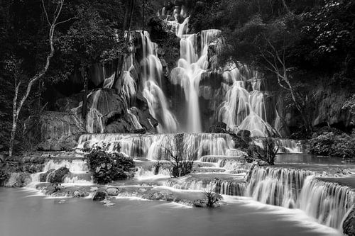 Photo en noir et blanc de la chute d'eau Kuang Si Falls à Luang Prabang au Laos.