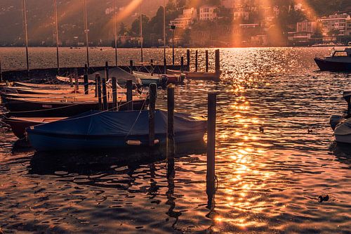Zonnestralen op het Water van het Meer