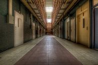 Cellenblok in een verlaten gevangenis van Eus Driessen thumbnail
