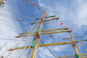 Schiffsmast mit Flaggen  im  Neuen Hafen , Bremerhaven
