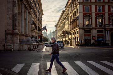 Straatbeeld Man Zebrapad Rome Italië van Martijn Jebbink Fotografie