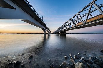NS-Zug auf der Moerdijk-Brücke