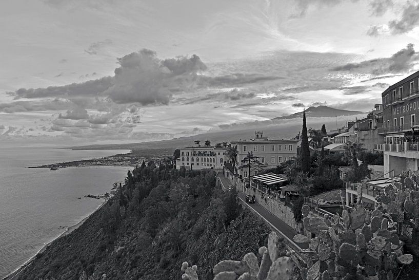 Magischer Sonnenuntergang mit Blick auf den Vulkan Ätna - monochrom von Silva Wischeropp