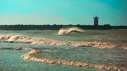 Golf voor het Scheveningse noorderhavenhoofd blauw