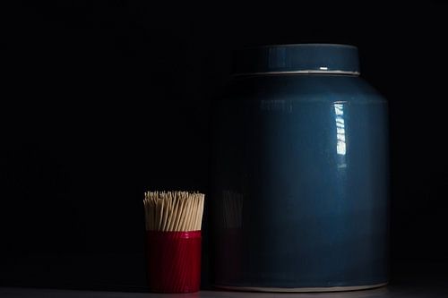 Stilleven met blauwe pot en tandenstokers