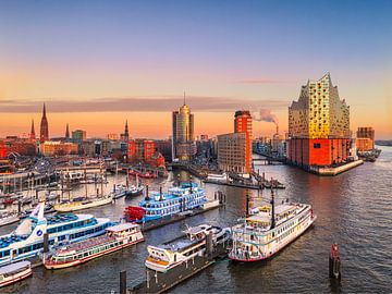 Zonsondergang bij de Elbphilharmonie in Hamburg, Duitsland