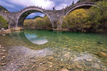 Le vieux pont de pierre de Plakida ou Kalogeriko de Zagori dans la région de Ioannina en Epire, Grèc sur Konstantinos Lagos