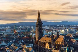 Winterlicher Sonnenuntergang über Freiburg im Breisgau von adventure-photos