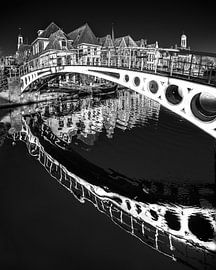 Brücke im Zentrum von Dokkum in schwarz-weiß von Harrie Muis