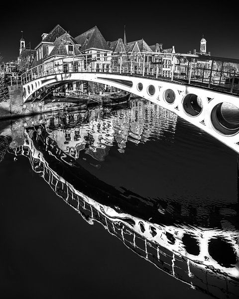 Brücke im Zentrum von Dokkum in schwarz-weiß von Harrie Muis