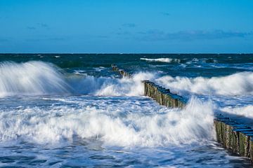 Groyne on shore of the Baltic Sea on a stormy day van Rico Ködder