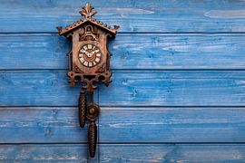 Kuckucksuhr an rustikaler Holzwand von Jürgen Wiesler