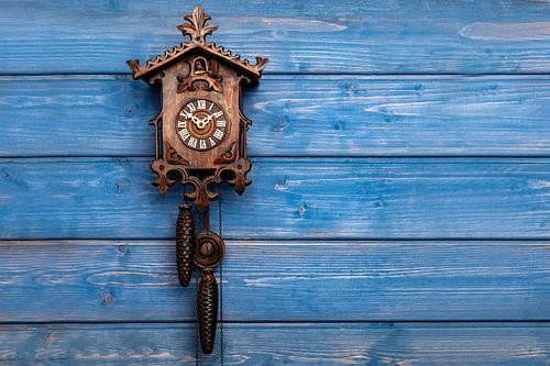 Koekoeksklok op rustieke houten muur